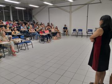 A formação crítica de professores na área de línguas e linguagem: sobre conformidades, rupturas e resistência. Palestrante: Dra. Walkyria Monte Mór